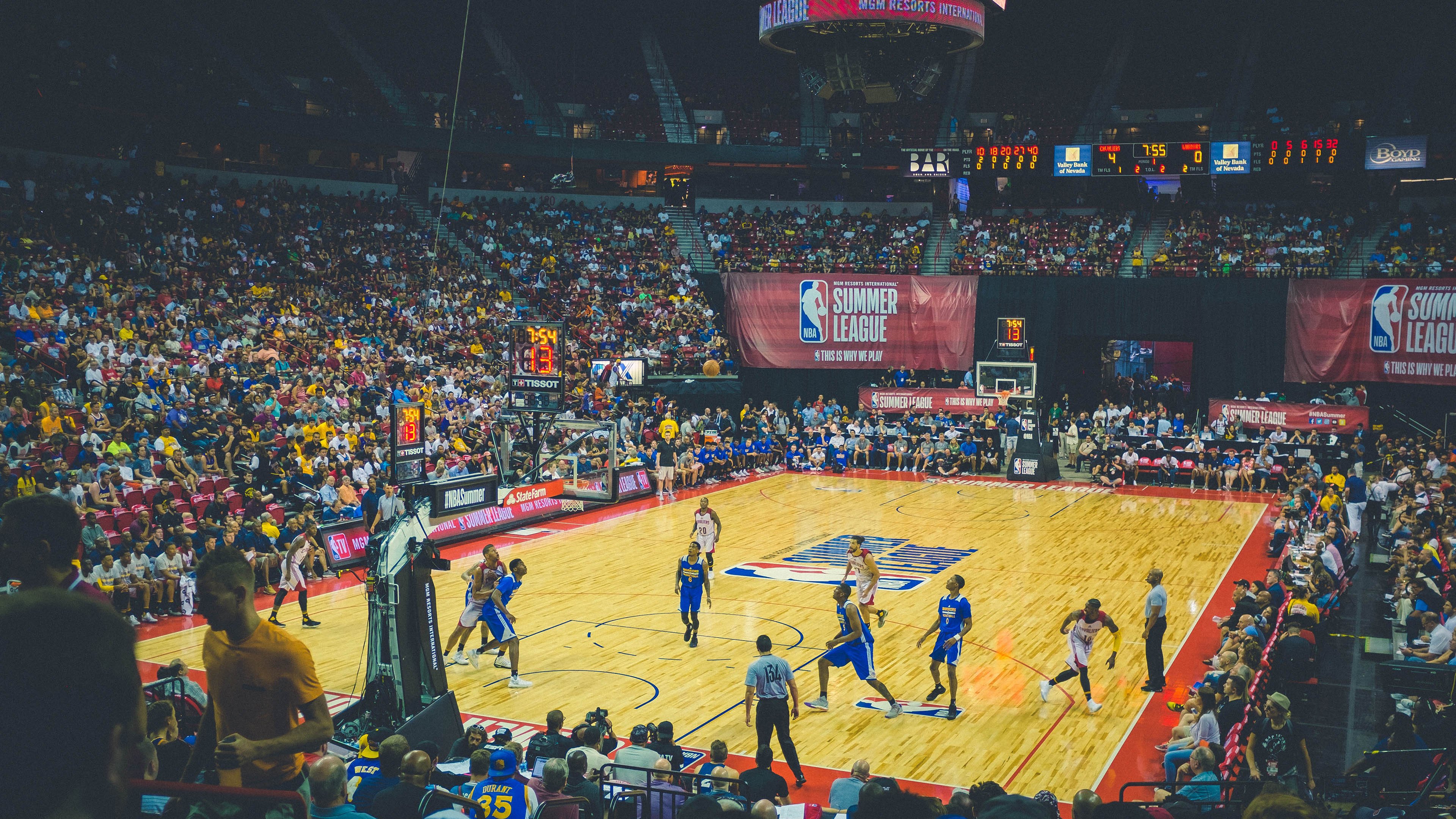 舞台越大越强！库里关键战爆发，火箭生死战力克尼克斯