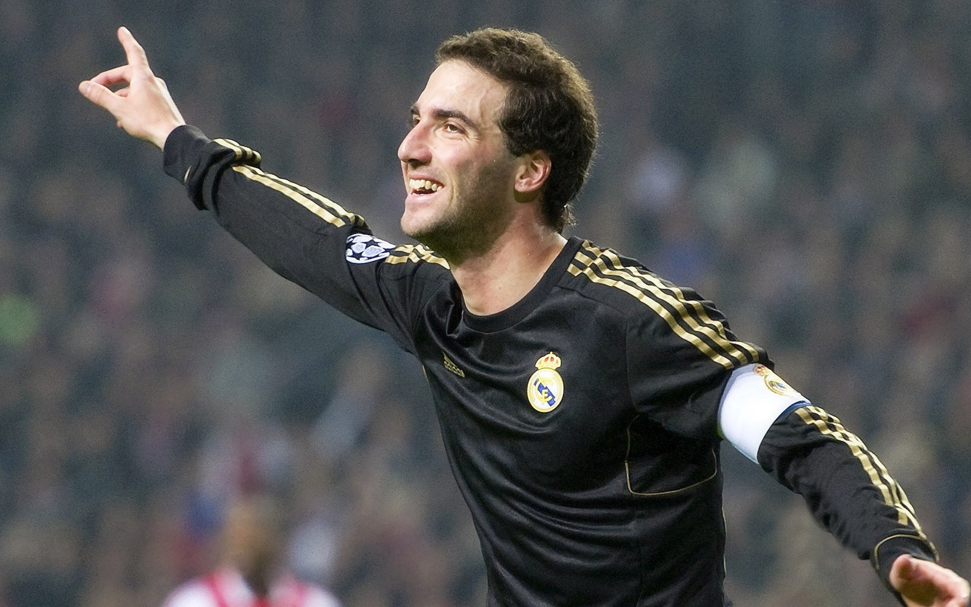 蓝衣褪色之夜，2026世界杯F组，瑞士铁骑碾压意大利，维尼修斯独舞震撼全球